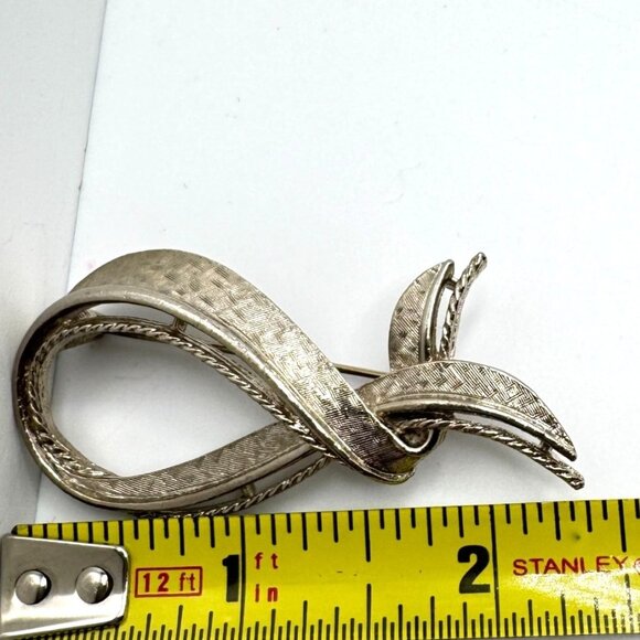 Vintage ART Silvertone Texture Ribbon Brooch Pin Jewelry Accessory 29 Gram Wt - Picture 3 of 8